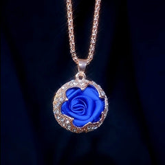 Close-up of the pendant and clasp on the Sweater Chain Necklace