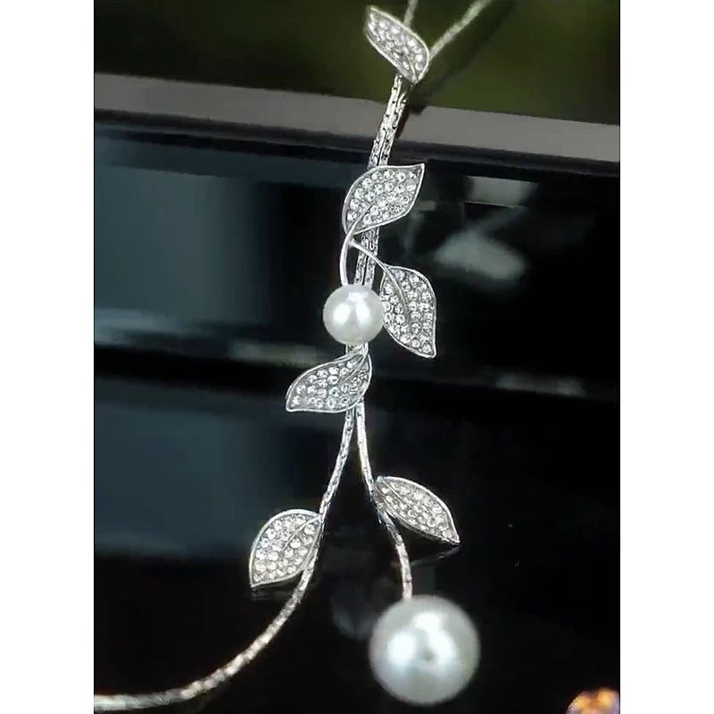 Close-up of the pendant and clasp on the Sweater Necklace