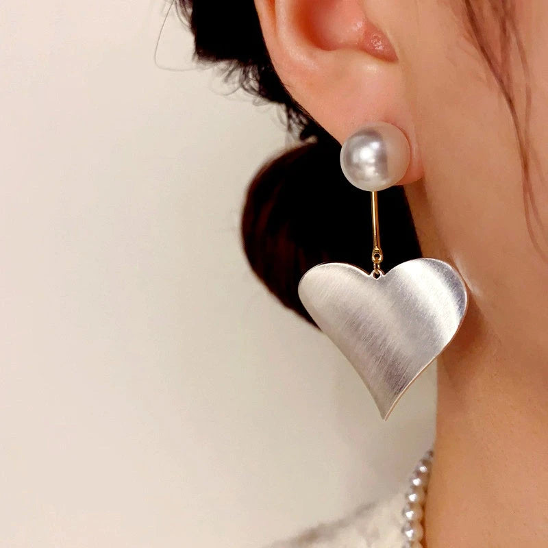 Close-up detail of the sparkling zircons and plating on the Heart Pearl Earrings