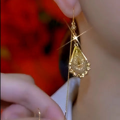 Close-up detail of the sparkling zircons and plating on the Mesh Water Threaders