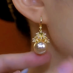 Close-up detail of the sparkling zircons and plating on the Flower Pearl Earrings