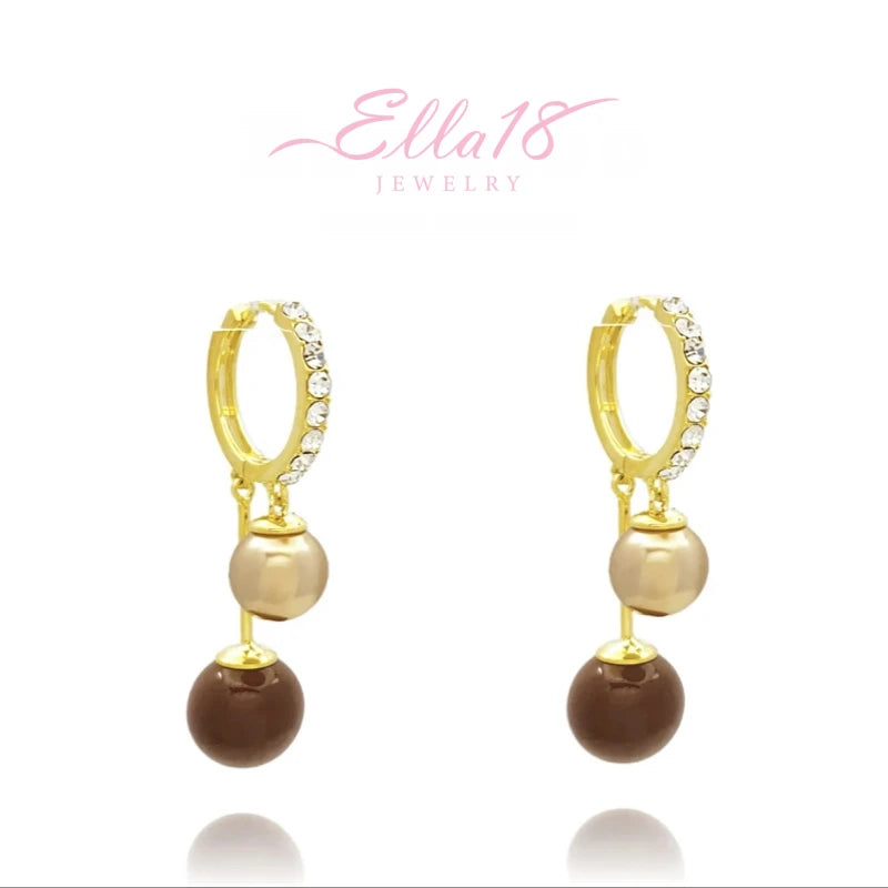 Close-up detail of the sparkling zircons and plating on the gold pearl earrings