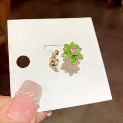 Close-up view of the gemstone and setting of the gold flower ring