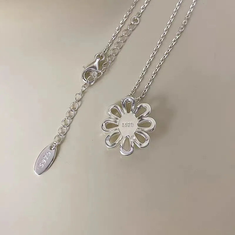 Detailed view of the Sterling Silver Contrast Daisy Necklace chain and pendant