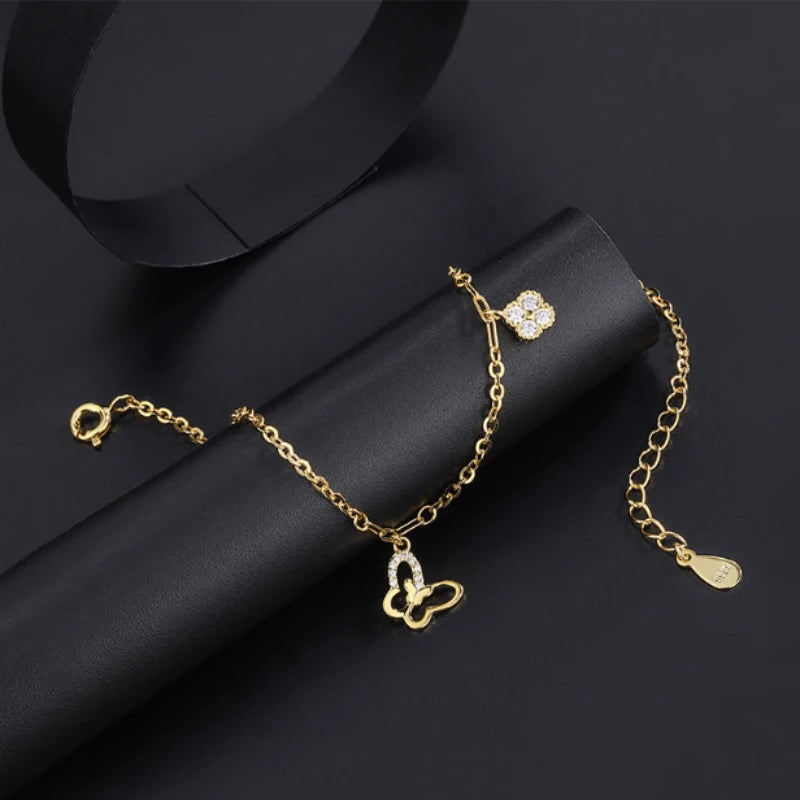 Detail of the bracelet's chain and links