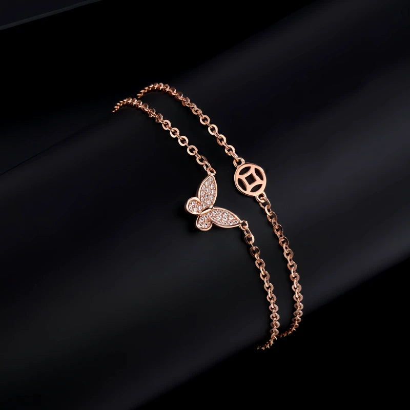 Detail of the bracelet's chain and links