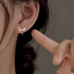 Close-up detail of the sparkling zircons and plating on the Bow Pearl Necklace