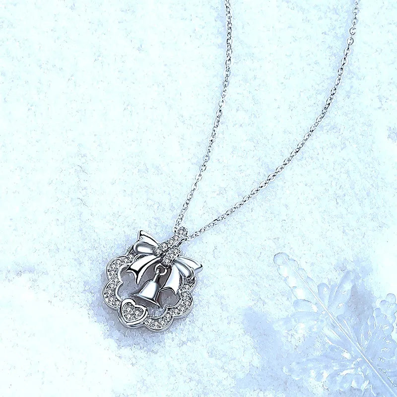 Detailed view of the Sterling Silver Luxury Diamond Lucky Wreath Heart Necklace chain and pendant