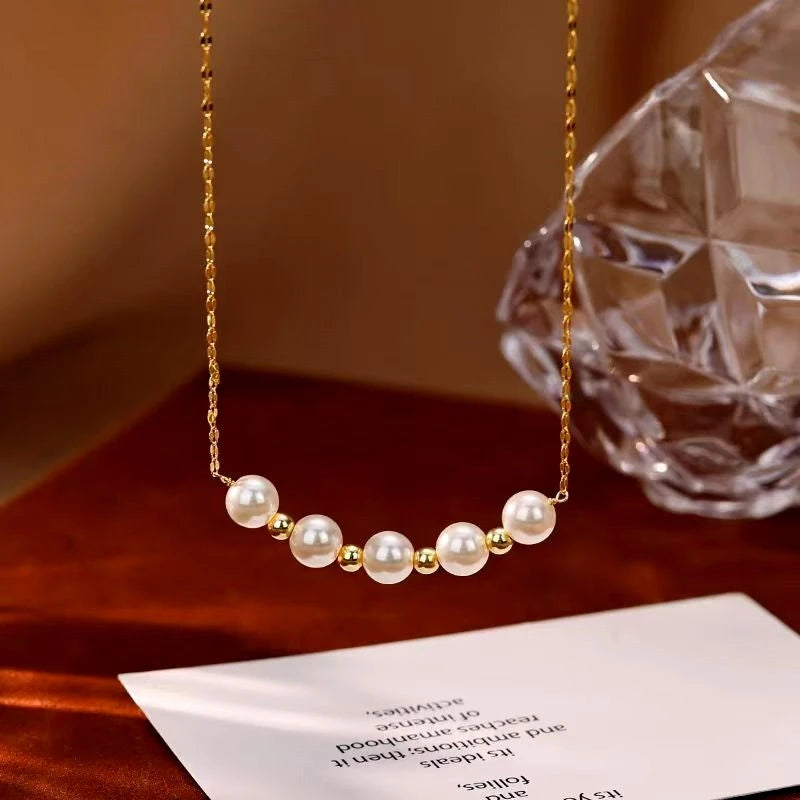 Detailed view of the Sterling Silver Luxury Pearl Necklaces chain and pendant