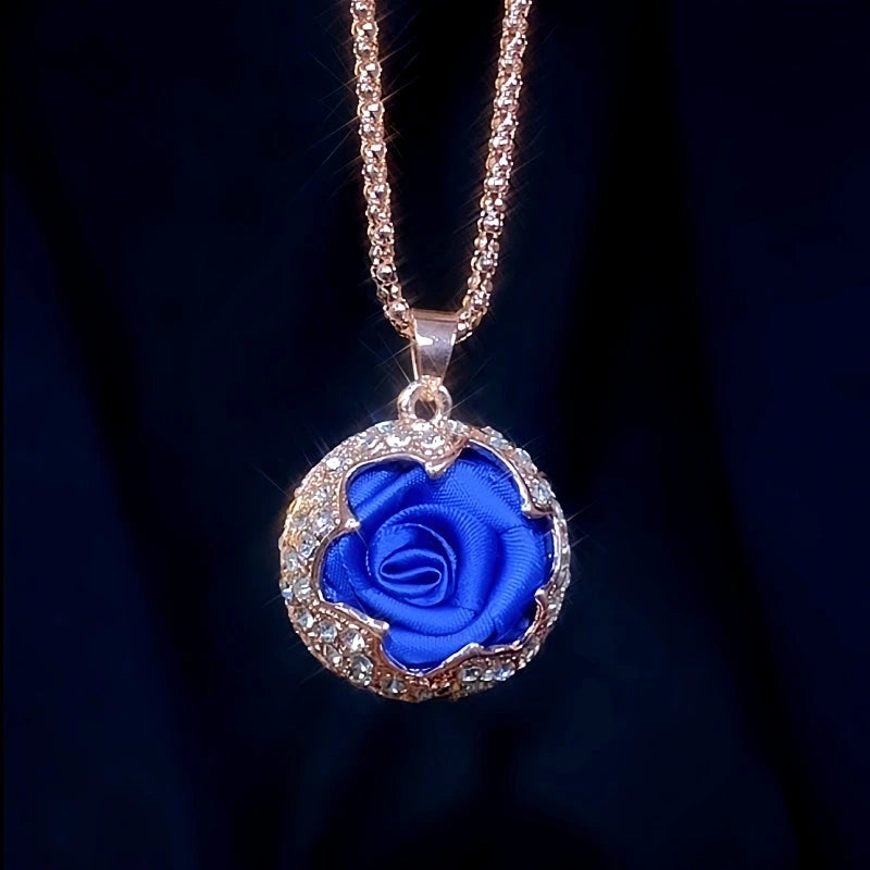 Close-up of the pendant and clasp on the Sweater Chain Necklace