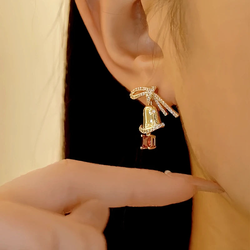 Close-up detail of the sparkling zircons and plating on the Christmas Jewelry Set