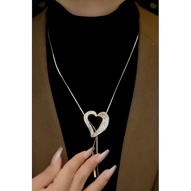 Close-up of the pendant and clasp on the Pearl Sweater Necklace