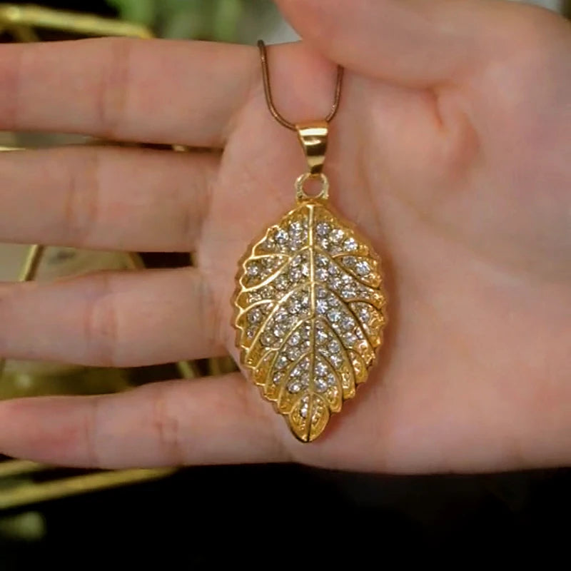 Close-up of the pendant and clasp on the Sweater Chain Necklace