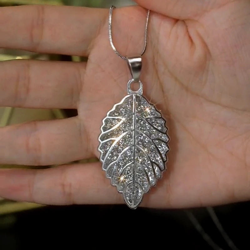 Detailed view of the 14K Gold-Plated Diamond Leaf Sweater Chain Necklace chain and pendant