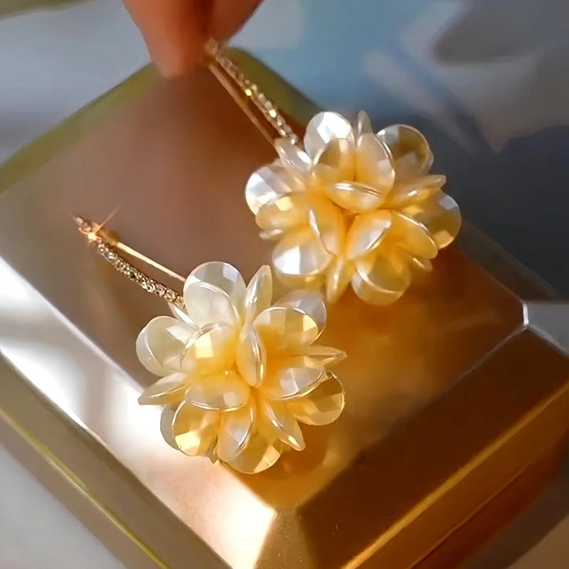 Close-up detail of the sparkling zircons and plating on the Flower Pearl Earrings