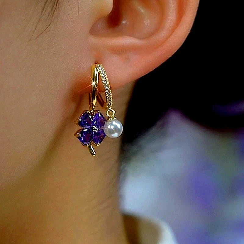Close-up detail of the sparkling zircons and plating on the Four-Leaf Flower Pearl Earrings