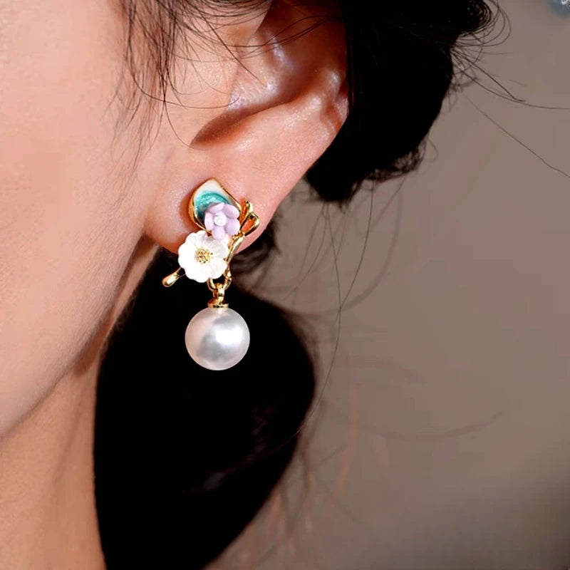 Close-up detail of the sparkling zircons and plating on the Flower Pearl Earrings