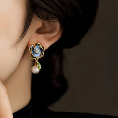 Close-up detail of the sparkling zircons and plating on the Flower Pearl Earrings