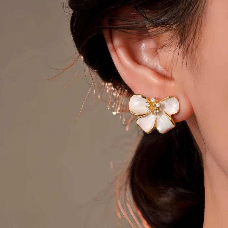 Close-up detail of the sparkling zircons and plating on the gold flower earrings