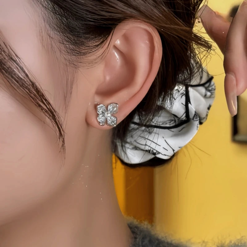 Close-up detail of the sparkling zircons and plating on the gold flower earrings