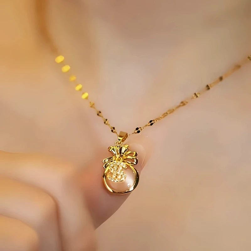 Close-up of the pendant and clasp on the Diamond Money Bag