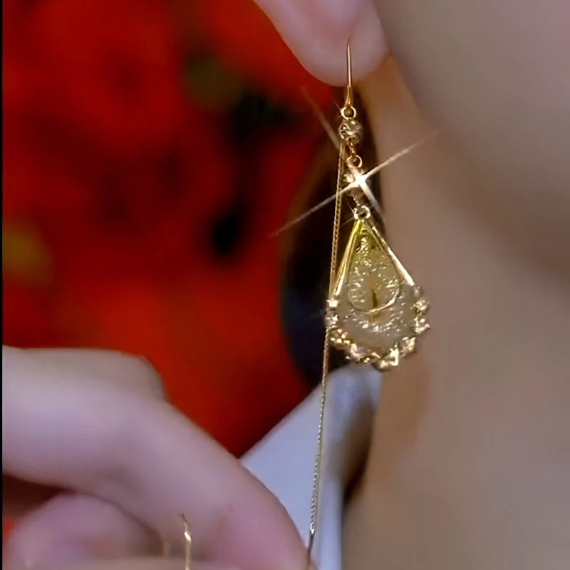Close-up detail of the sparkling zircons and plating on the Mesh Water Threaders
