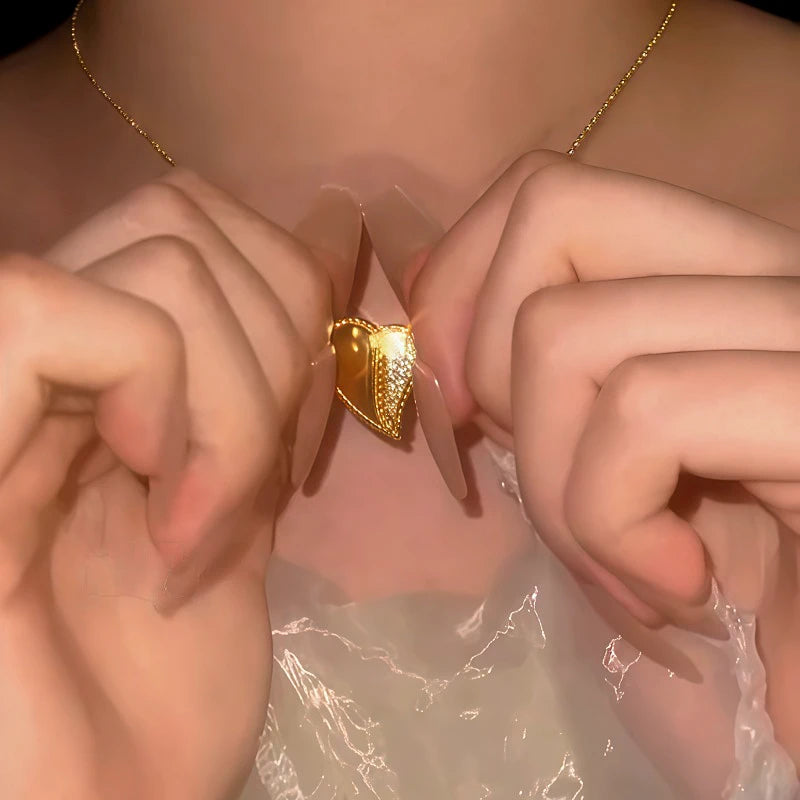 Detailed view of the 14K Gold-Plated Magnetic Zircon Diamond Heart Necklace chain and pendant