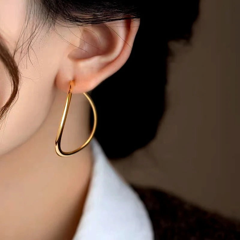 Close-up detail of the sparkling zircons and plating on the Curvy Hoop Earrings