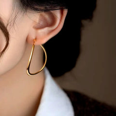 Close-up detail of the sparkling zircons and plating on the Curvy Hoop Earrings