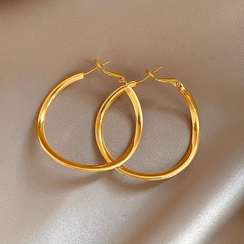 Angled view of the 14K Gold-Plated Simple Curvy Hoop Earrings