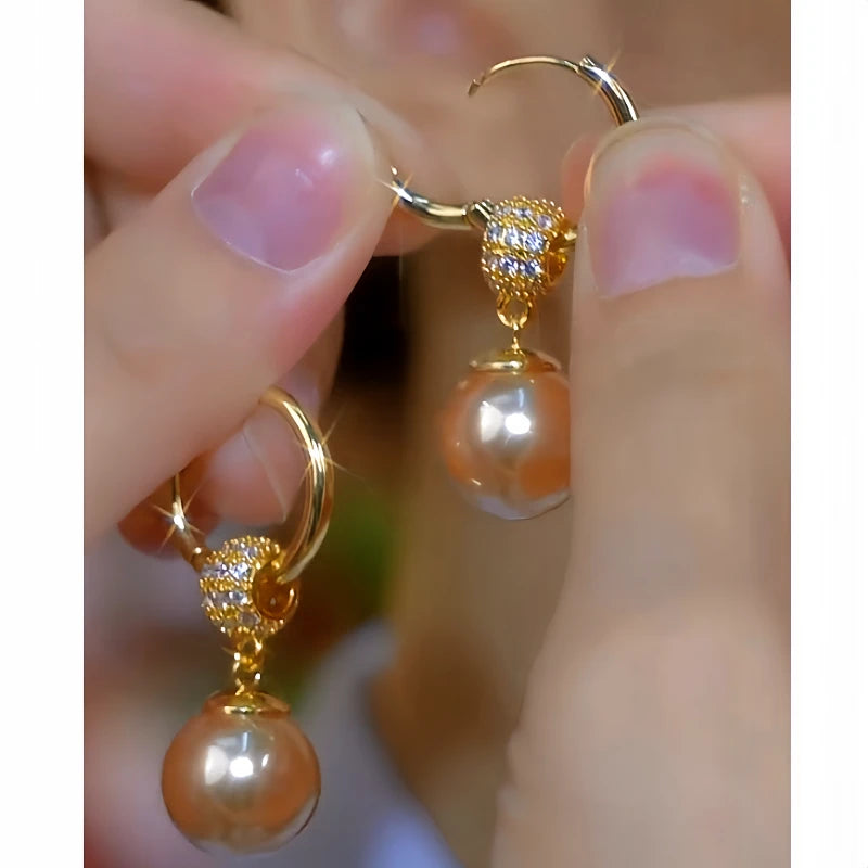Detailed view of the sparkling accents on the Pearl Jewelry Set