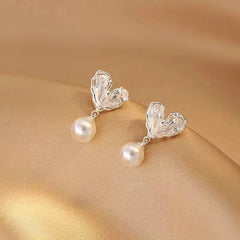 Close-up detail of the sparkling zircons and plating on the Dainty Heart Pearl