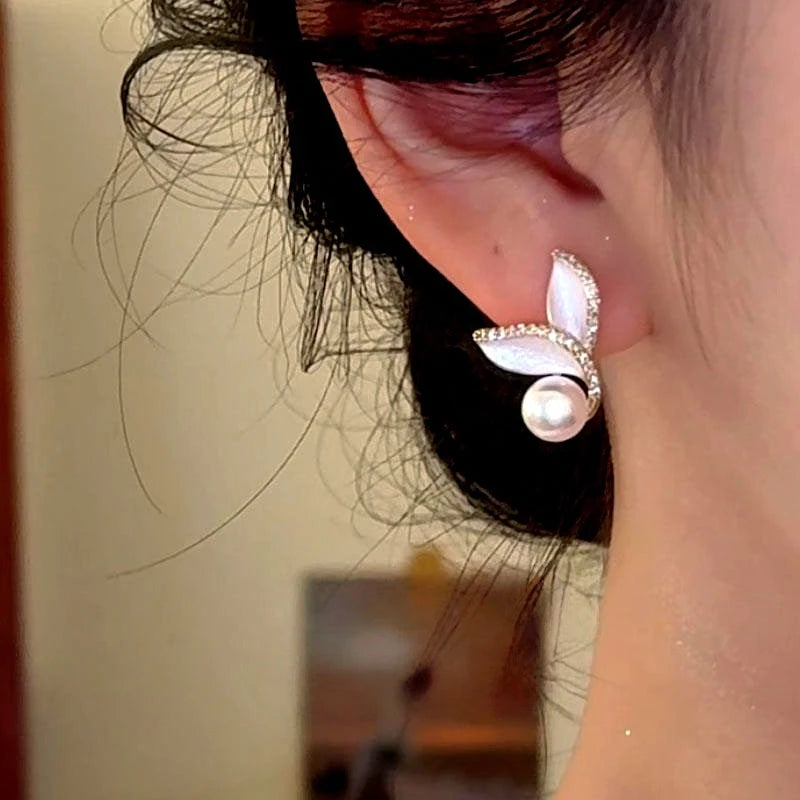 Close-up detail of the sparkling zircons and plating on the Mermaid Tail Pearl