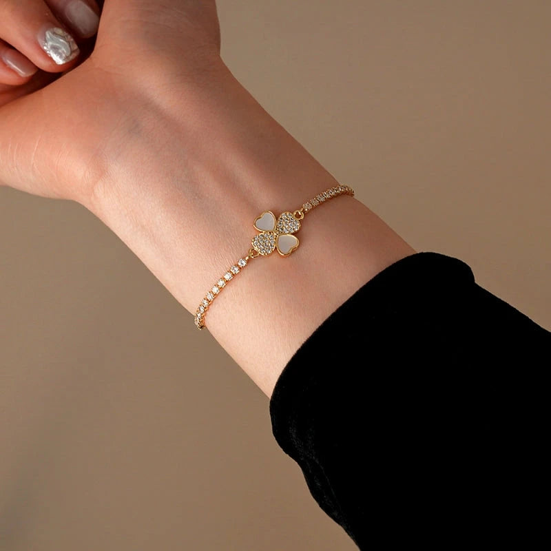 Detail of the bracelet's chain and links