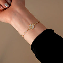 Detail of the bracelet's chain and links