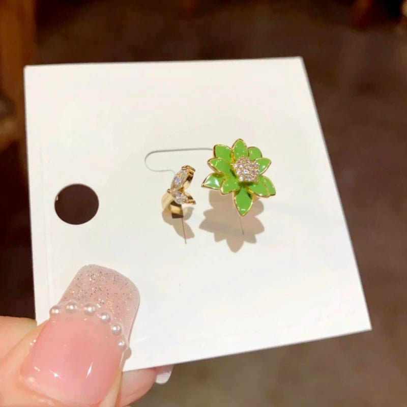 Close-up view of the gemstone and setting of the gold flower ring