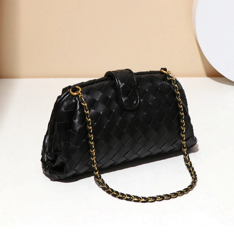 Detail of the color and pattern on the Leather Chain Bag