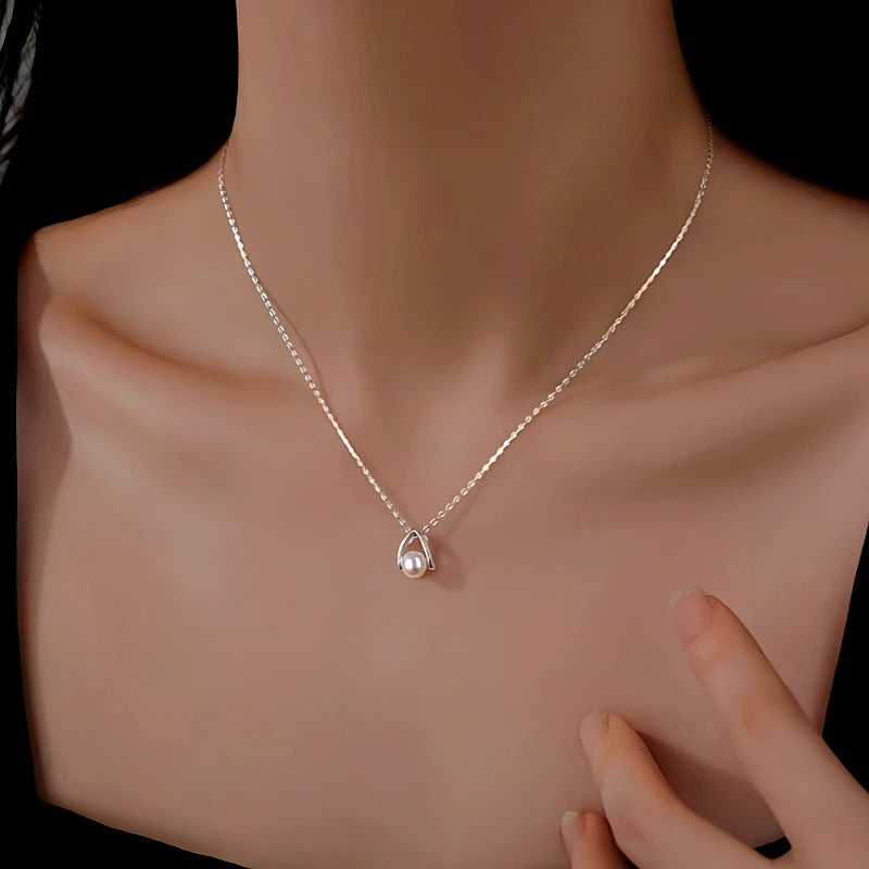 Detailed view of the Sterling Silver Water Drop Split Pearl Necklaces chain and pendant