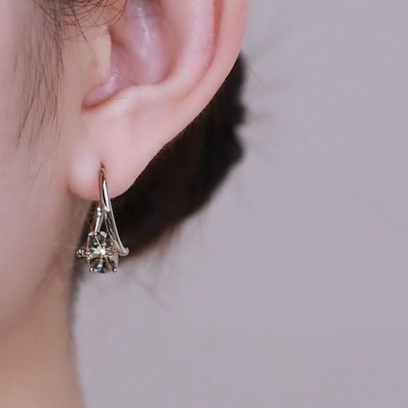 회전하는 다이아몬드 귀걸이